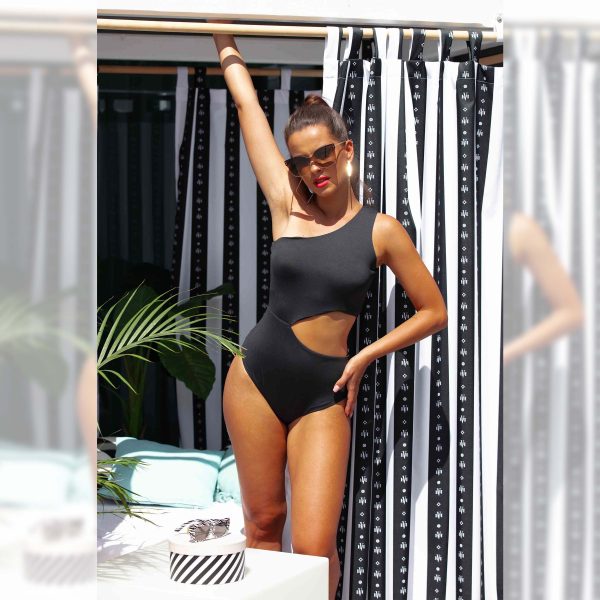 jednoczęściowy kostium kąpielowy z wycięciem na jedno ramię z miską piankową | wyszczuplający | na duży brzuch | czarny strój kąpielowy elena negro czarny stroj kapielowy jednoczesciowy miekki modelujacy asymetryczny na jedno ramie z wycieciem w talii z polska produkcja lavel 2024(1)