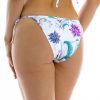 Panties Lili vReg C9 Regulowane majtki kapielowe uwydatniajace posladki. Kapielowki damskie z paseczkami seksowne w kwiaty dol od bikini bialy w roslinny wzor polski producent LAVEL 2024 (2)
