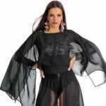 Kami Top Czarny top plażowy z rozkloszowanymi rękawami i falbanami narzutka plażowa LAVEL polska produkcja 2025 1