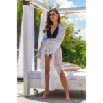 Aura K45 Długa biała narzutka plażowa w koronkowym designie z paskiem i rozkloszowanymi rękawami szlafrok plażowy Biały LAVEL polska produkcja 2025 1