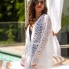 Aura K45 Długa biała narzutka plażowa w koronkowym designie z paskiem i rozkloszowanymi rękawami szlafrok plażowy Biały LAVEL polska produkcja 2025 4
