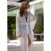 Aura K45 Długa biała narzutka plażowa w koronkowym designie z paskiem i rozkloszowanymi rękawami szlafrok plażowy Biały LAVEL polska produkcja 2025 5