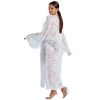 Aura K45 Długa biała narzutka plażowa w koronkowym designie z paskiem i rozkloszowanymi rękawami szlafrok plażowy Biały LAVEL polska produkcja 2025 8